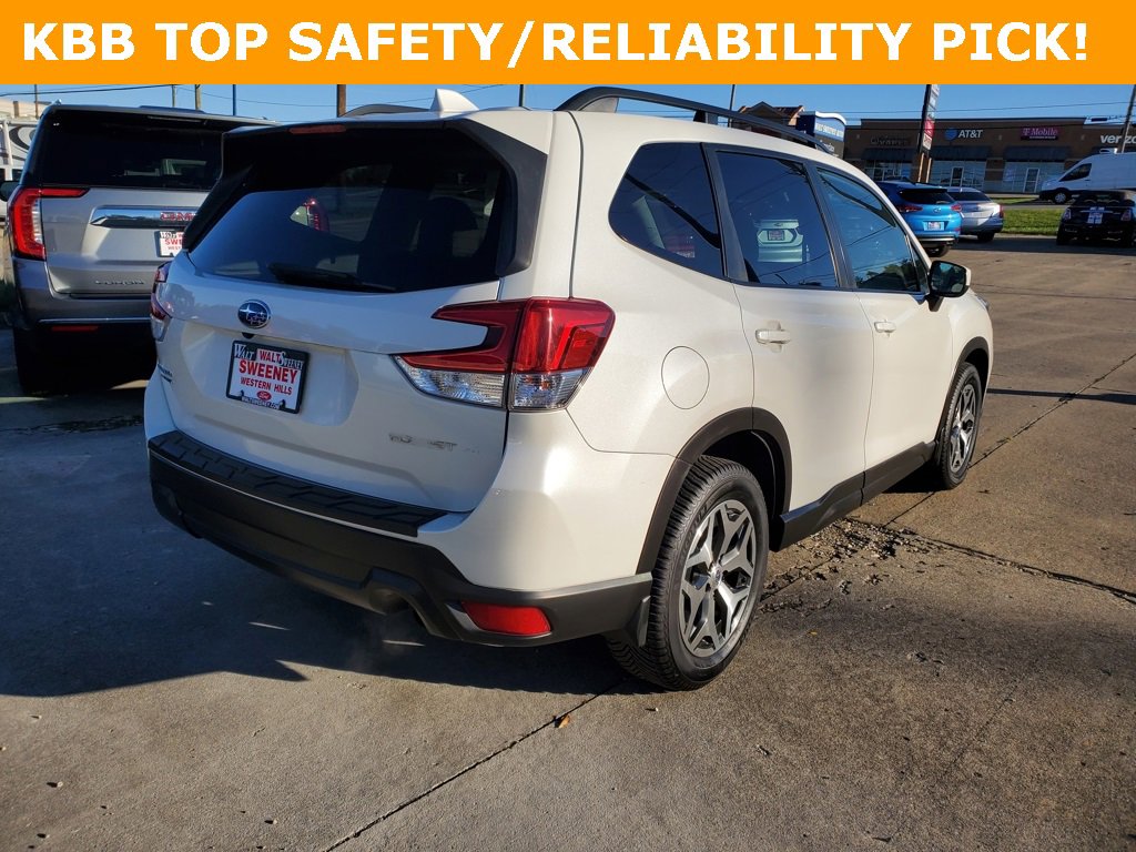 Used 2019 Subaru Forester Premium w/ All-Weather Package image 4