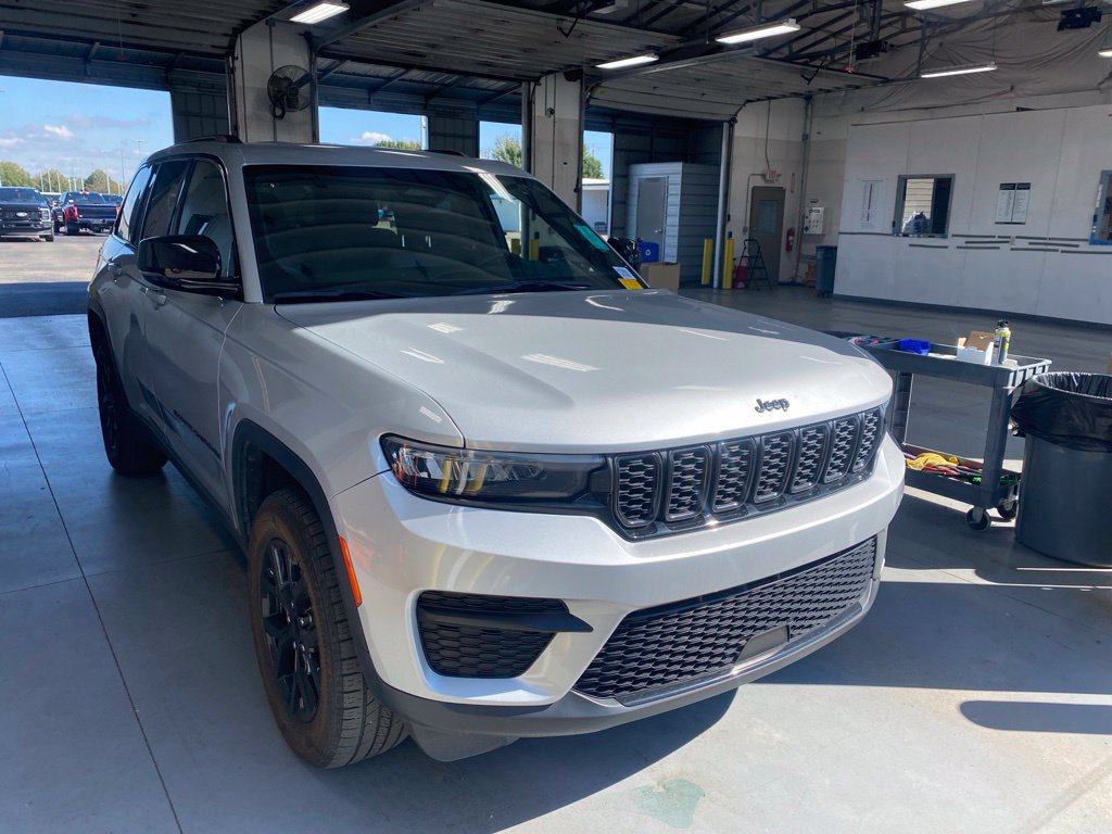 Used 2024 Jeep Grand Cherokee Altitude AWD/4WD image 1