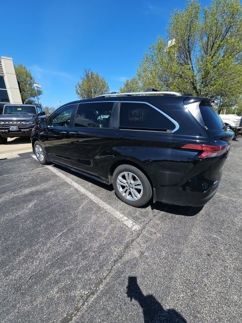 Used 2024 Toyota Sienna Platinum AWD/4WD image 4