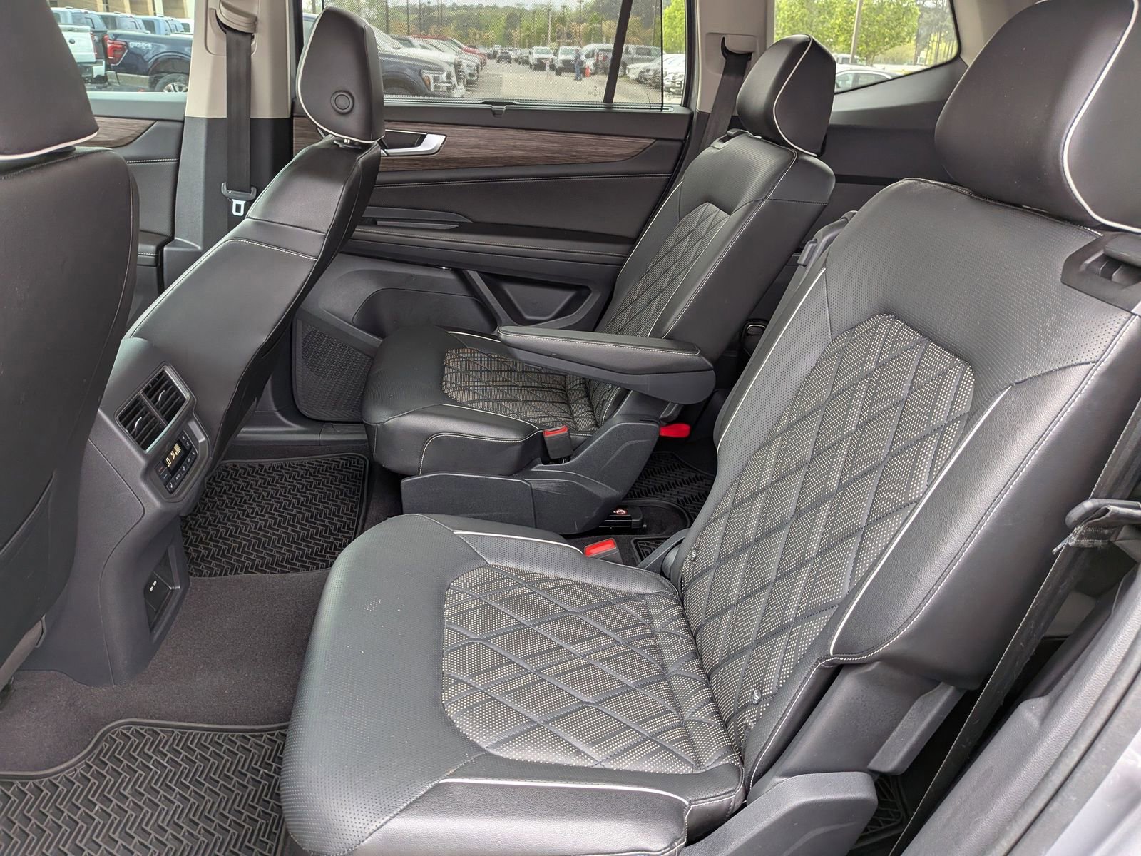 Used 2024 Volkswagen Atlas SEL Premium R-Line image 8