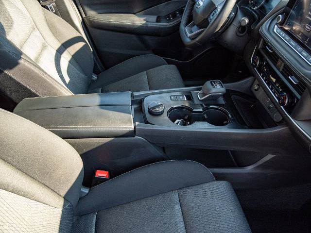 Used 2025 Nissan Rogue SV AWD/4WD image 16