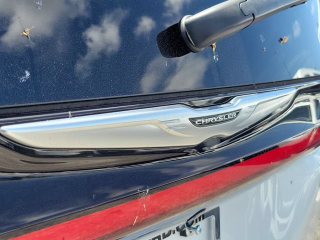 Used 2023 Chrysler Pacifica Touring-L FWD image 5