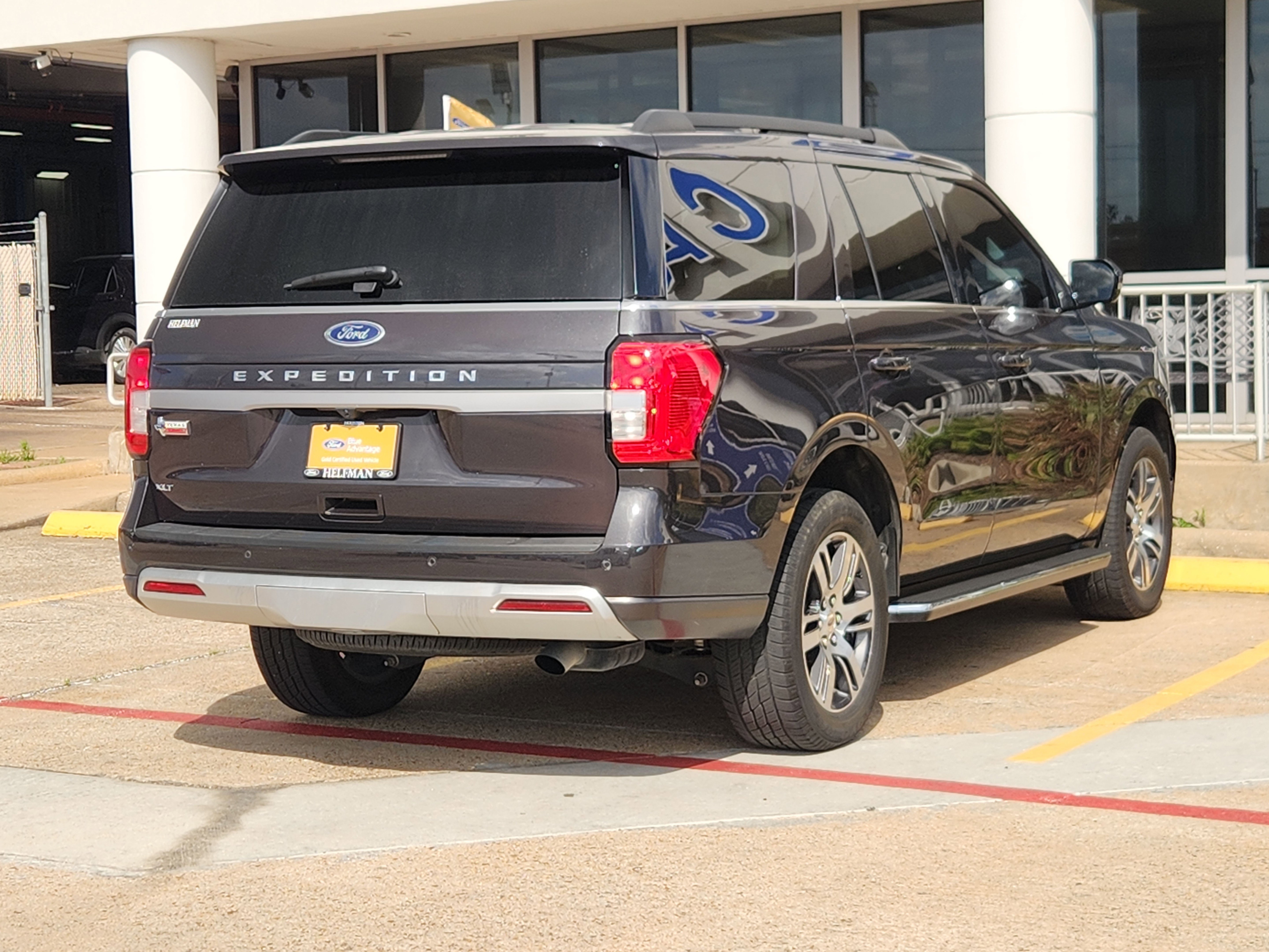 Certified 2022 Ford Expedition XLT image 3