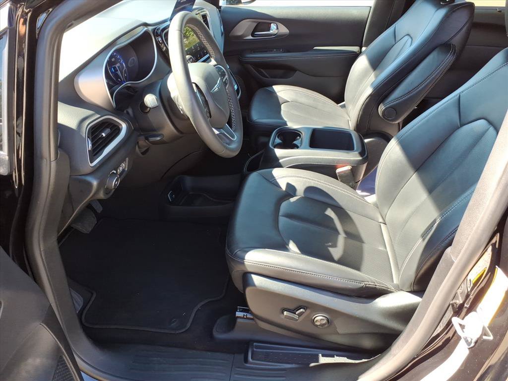 Used 2025 Chrysler Pacifica Select FWD image 5
