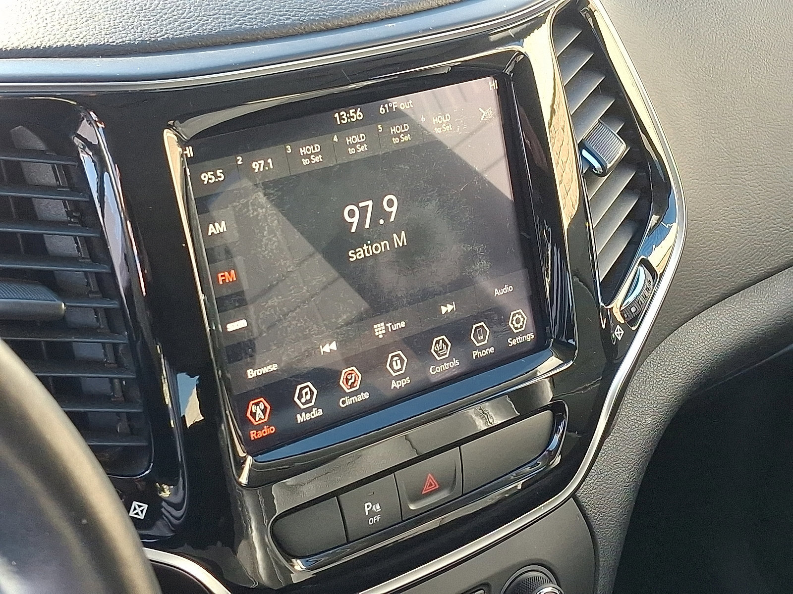 Used 2019 Jeep Cherokee Limited image 16