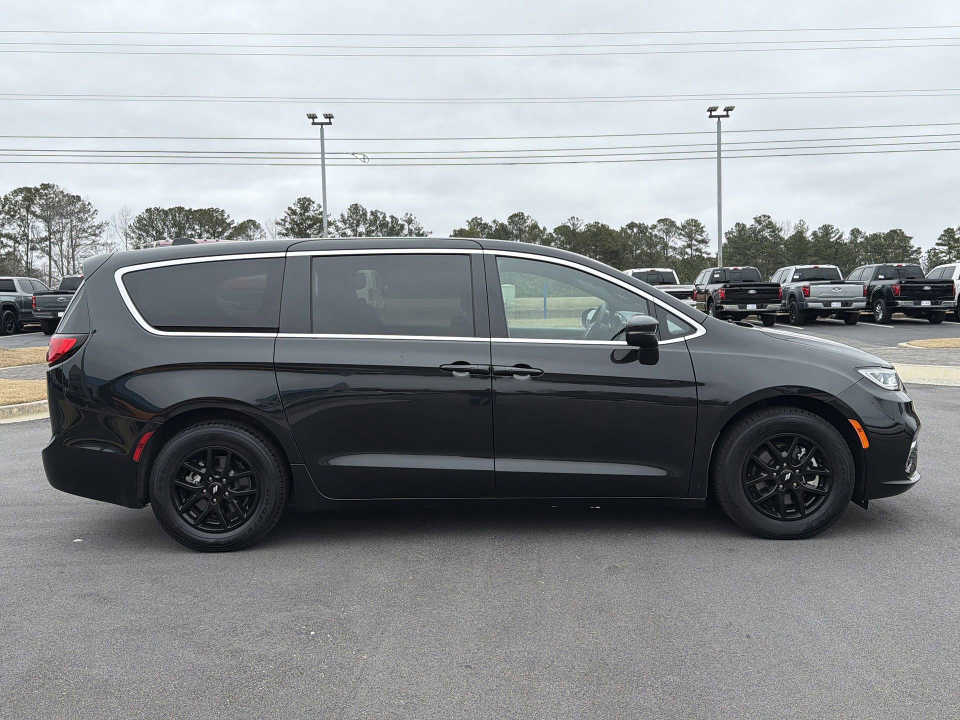 Used 2023 Chrysler Pacifica Touring image 2