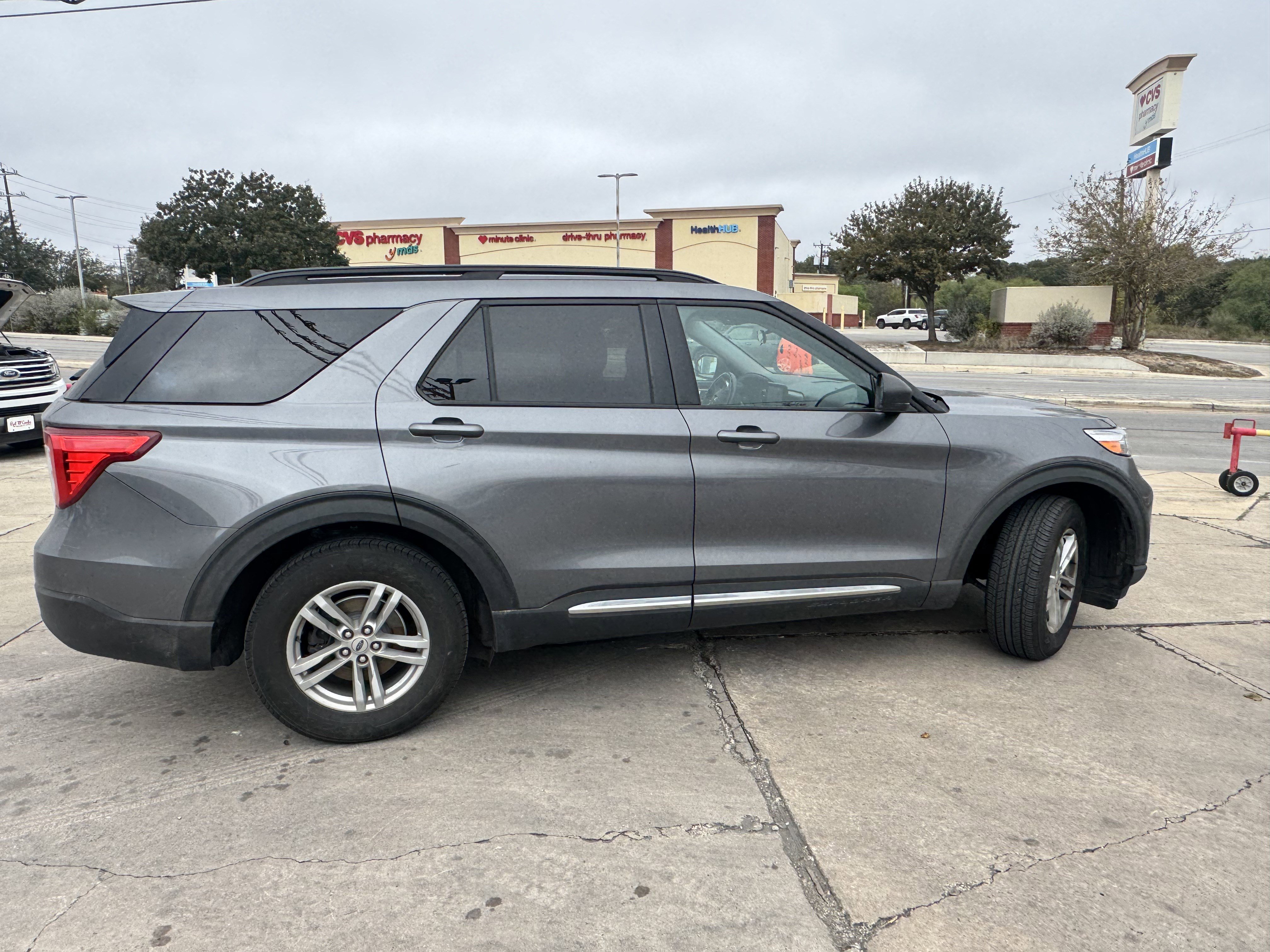 Certified 2021 Ford Explorer XLT image 4
