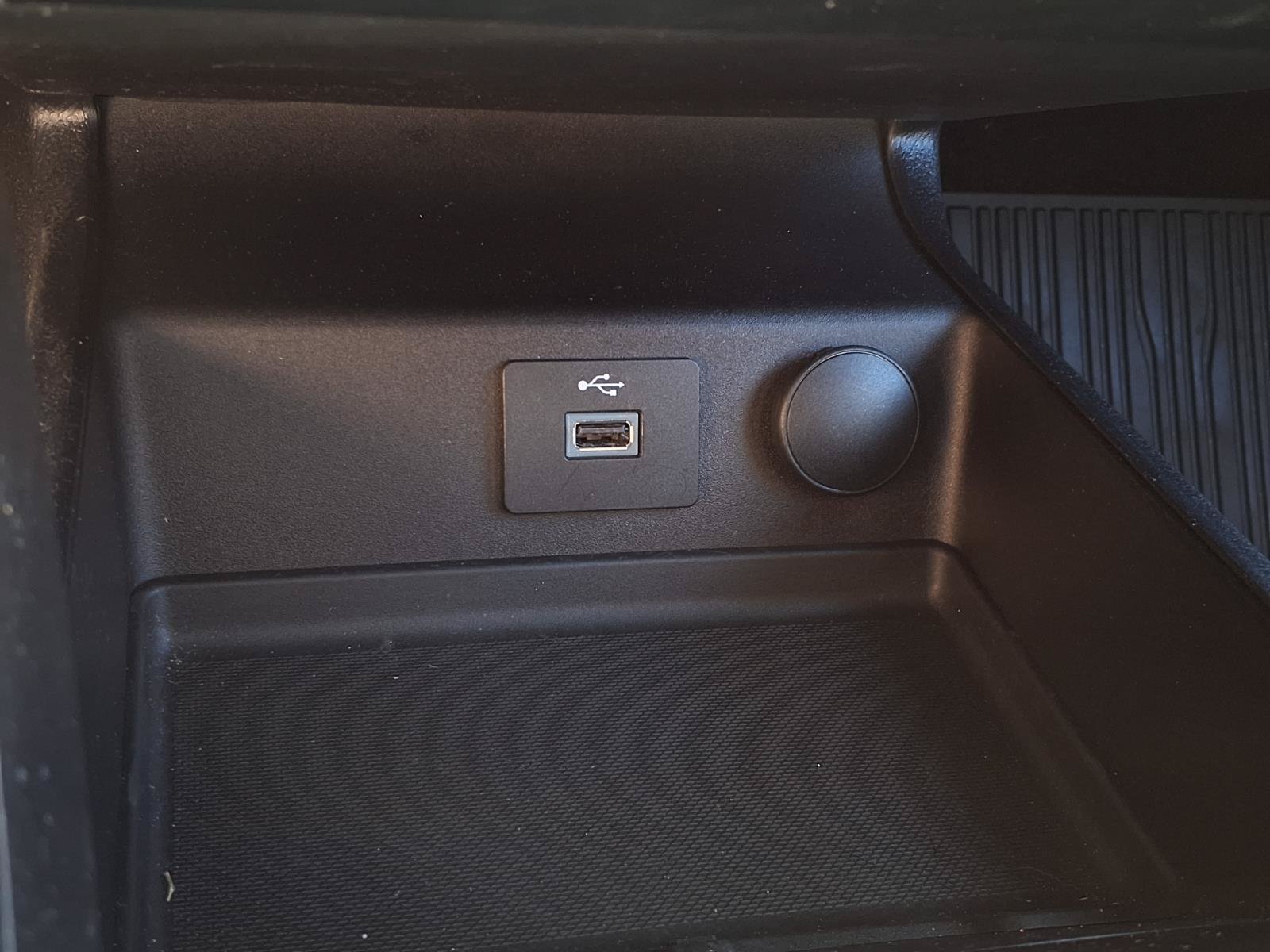 Certified 2018 Ford Fusion SE w/ Equipment Group 201A FWD image 18