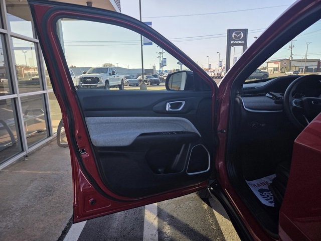 Used 2024 Jeep Compass Latitude image 10