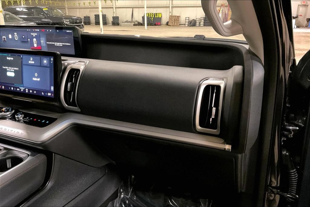 Certified 2025 Ford Expedition Active AWD/4WD image 15