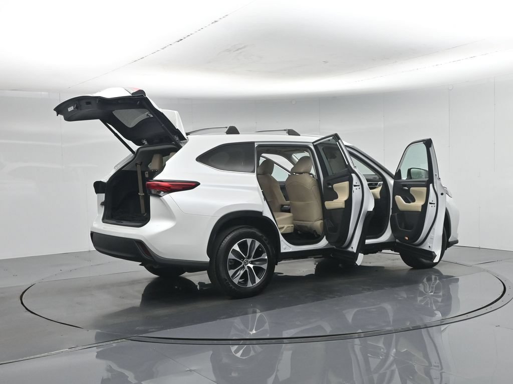 Used 2023 Toyota Highlander XLE FWD image 5