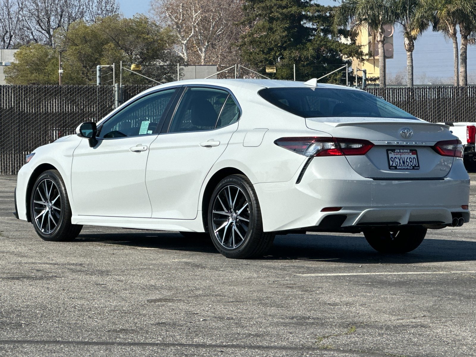 Used 2023 Toyota Camry SE image 3