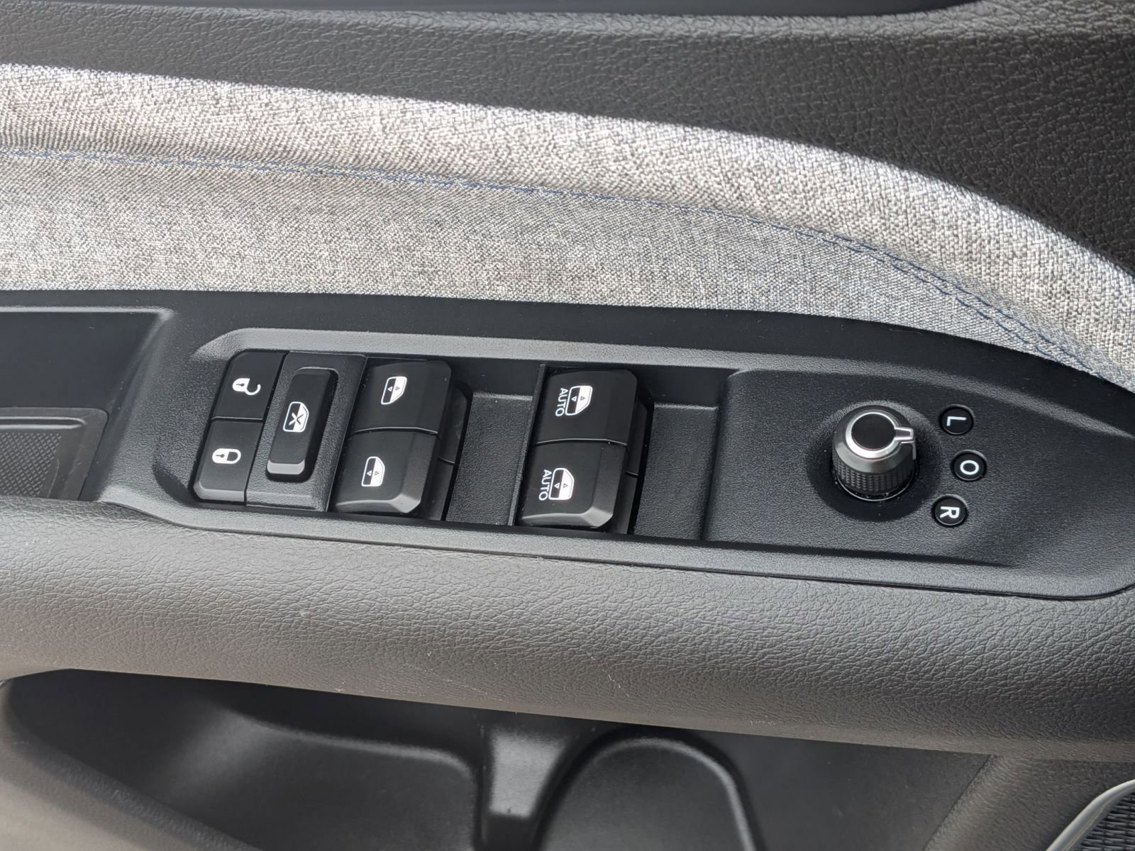 Used 2025 Jeep Compass Latitude w/ Sun & Sound Group AWD/4WD image 16