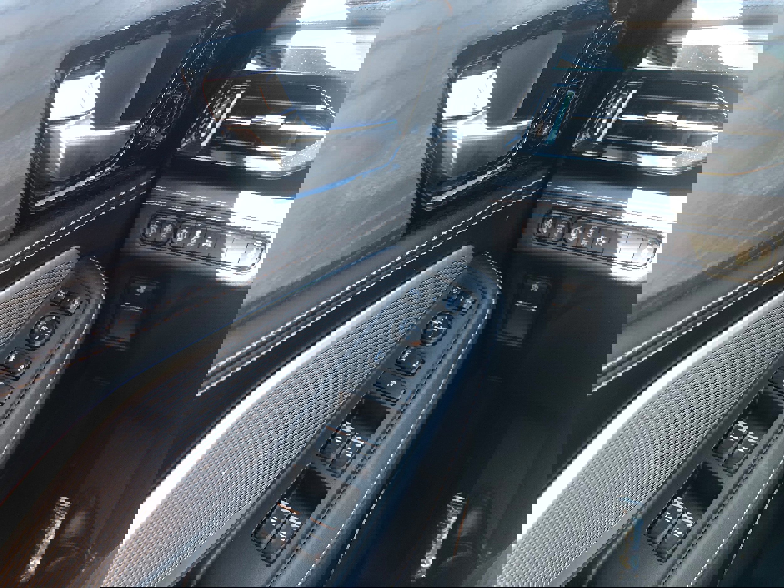 Used 2023 Acura MDX SH-AWD w/ Advance Package image 17