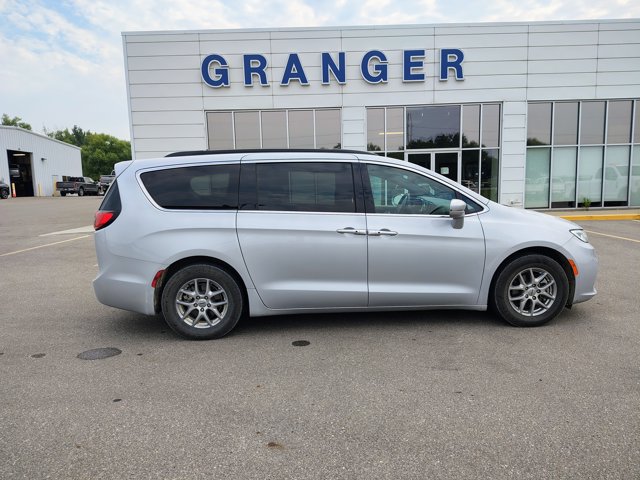 Used 2022 Chrysler Pacifica Touring FWD image 7