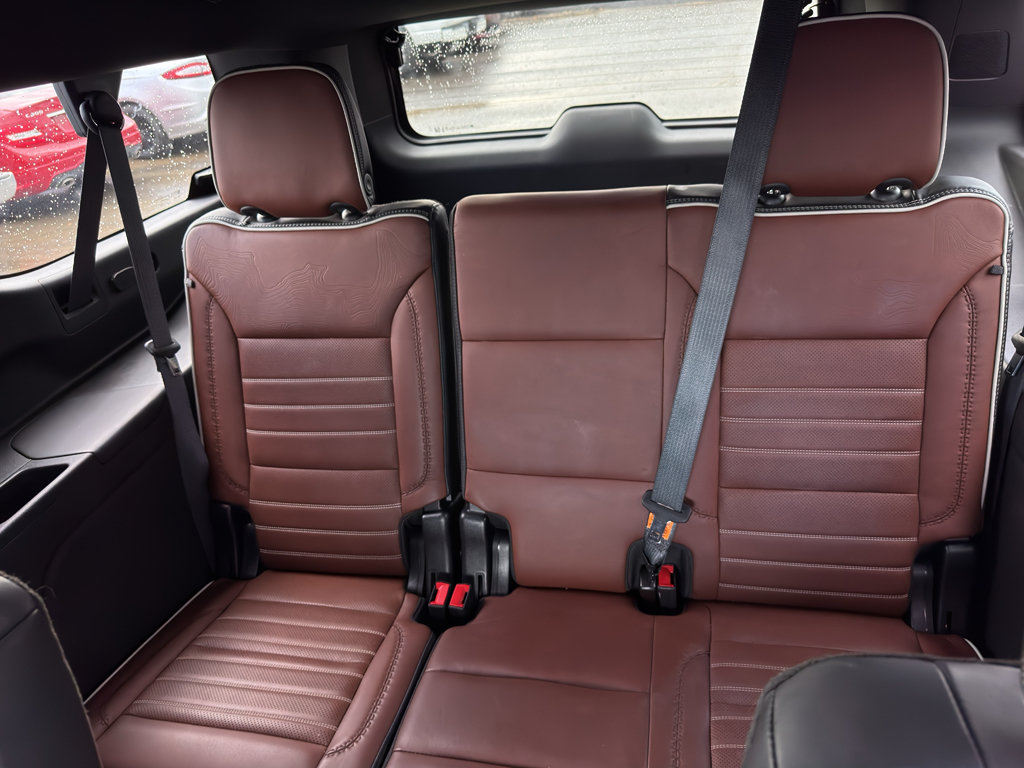 Used 2023 GMC Yukon XL Denali Ultimate AWD/4WD image 10