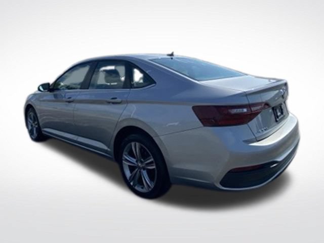 Used 2024 Volkswagen Jetta SE FWD image 3