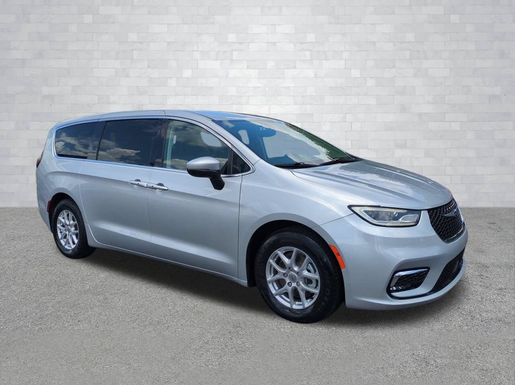 Used 2023 Chrysler Pacifica Touring-L FWD image 2