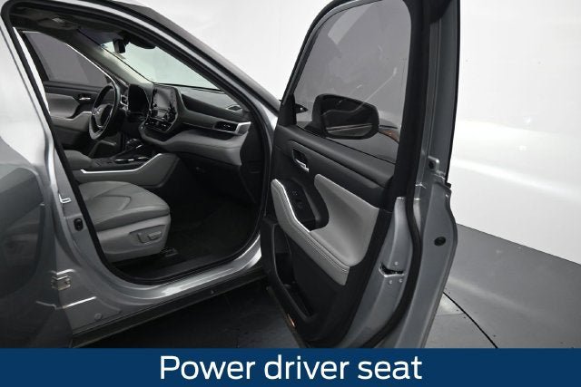 Used 2022 Toyota Highlander XLE AWD/4WD image 14