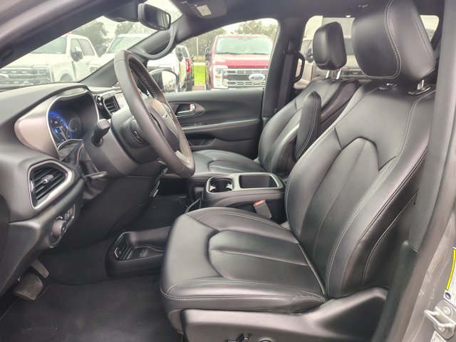 Used 2025 Chrysler Pacifica Select FWD image 11