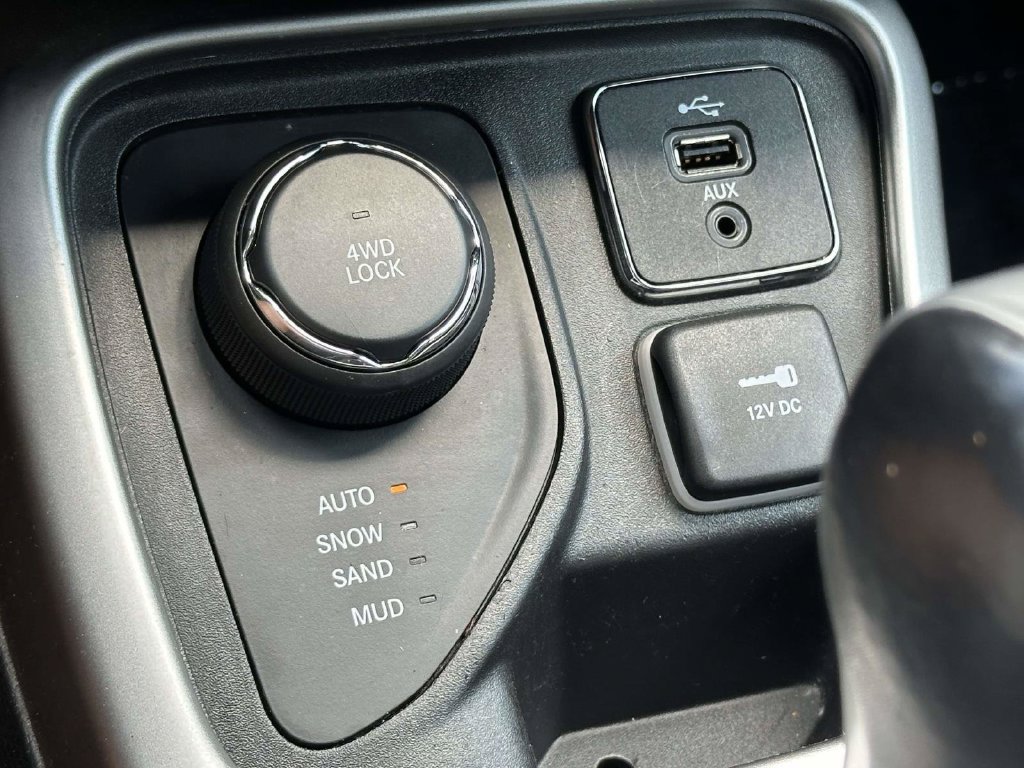 Used 2018 Jeep Compass Latitude AWD/4WD image 19