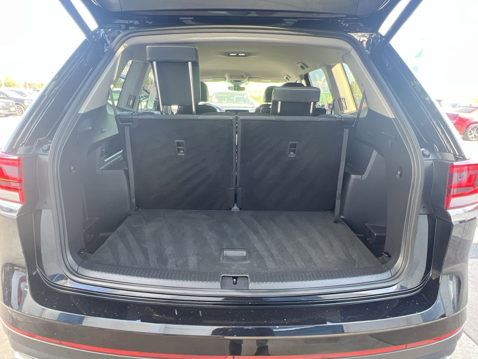 Used 2025 Volkswagen Atlas SE FWD image 33