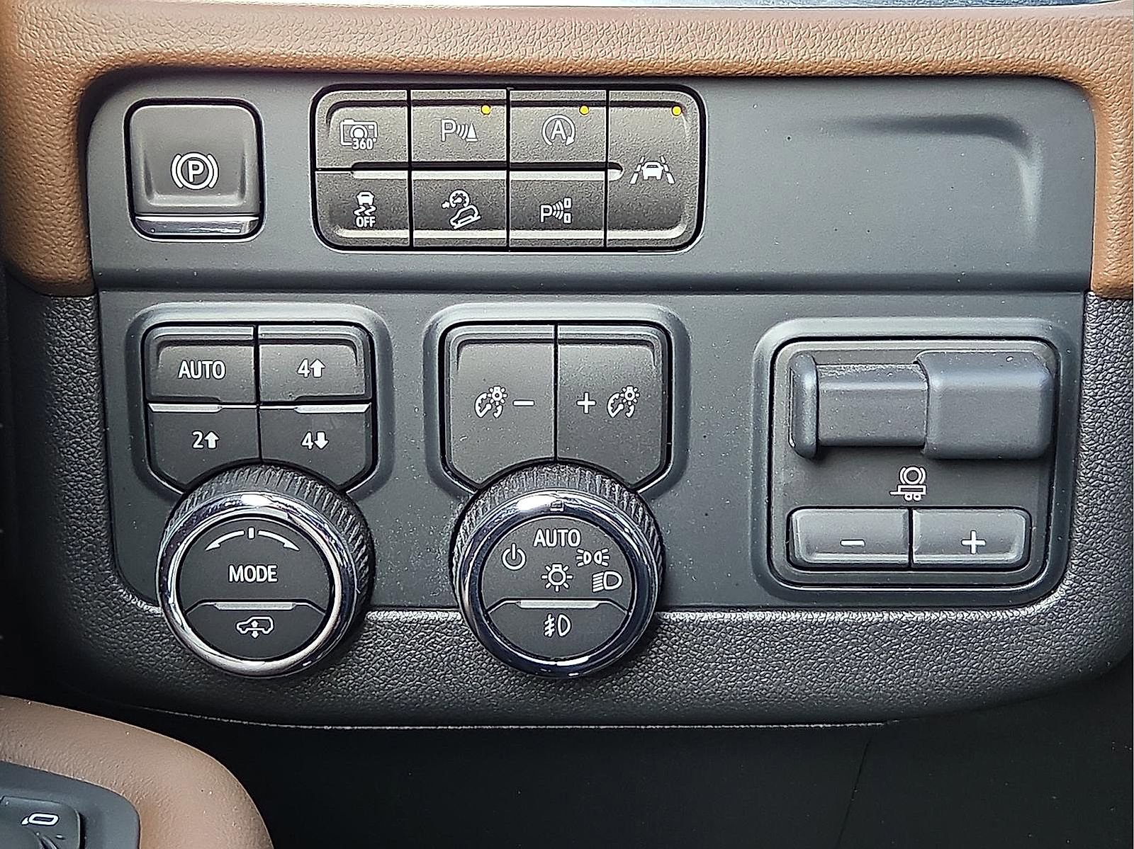Used 2025 Chevrolet Tahoe High Country AWD/4WD image 19