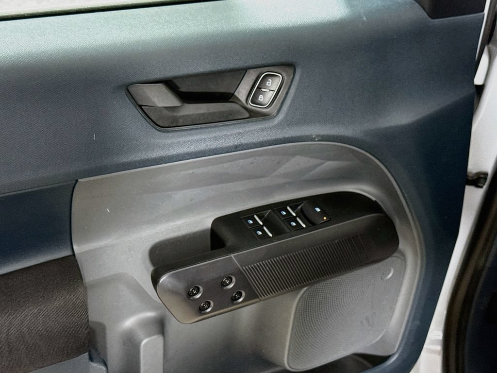 Certified 2025 Ford Maverick XL FWD image 17
