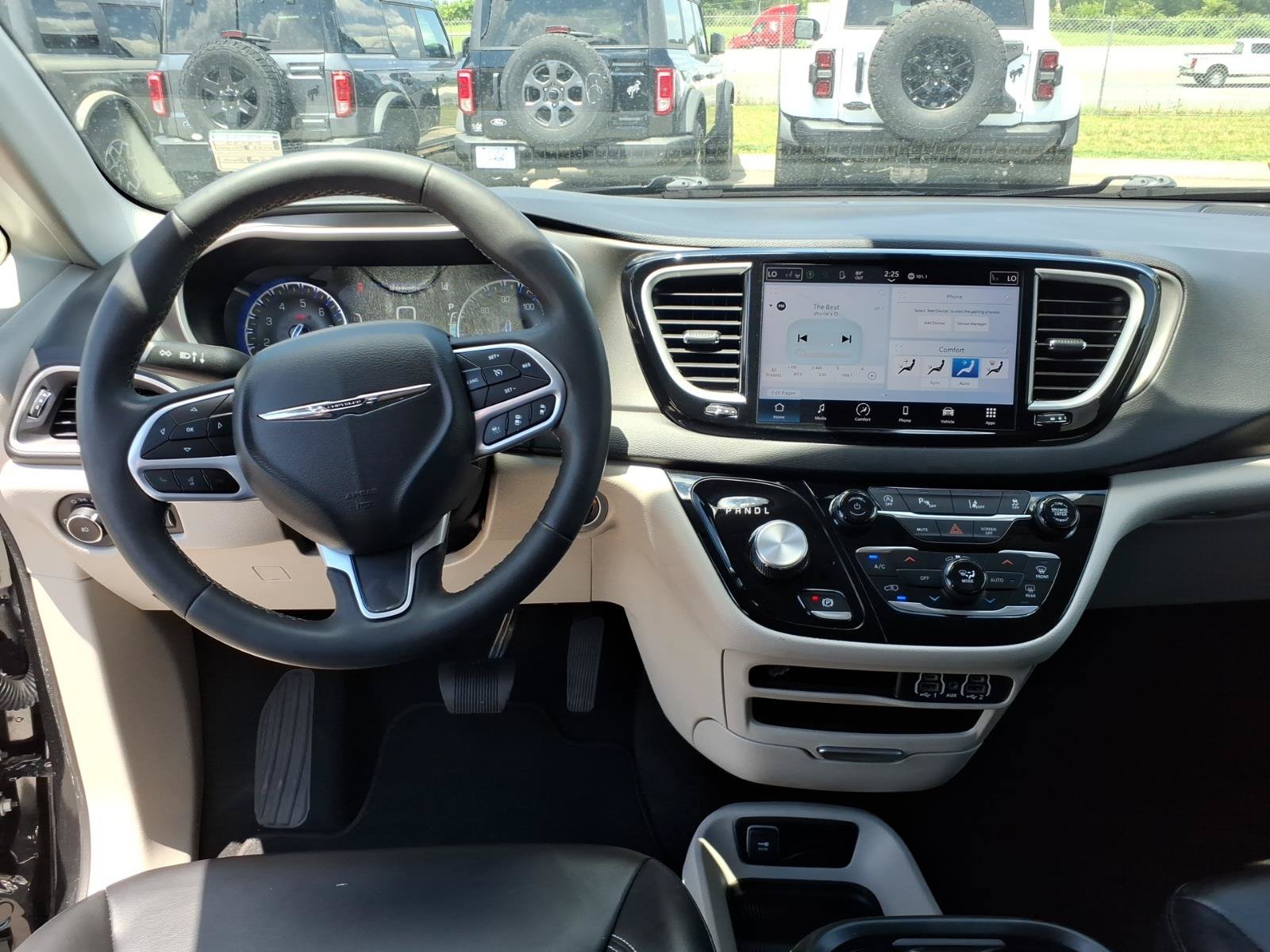 Used 2023 Chrysler Pacifica Touring-L FWD image 15