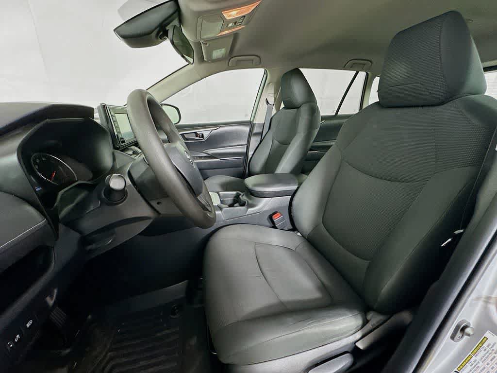 Used 2019 Toyota RAV4 LE FWD image 13