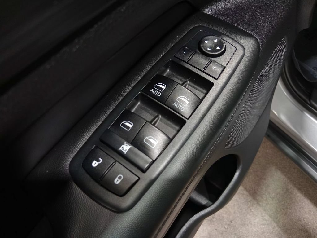 Used 2019 Jeep Grand Cherokee Laredo AWD/4WD image 17