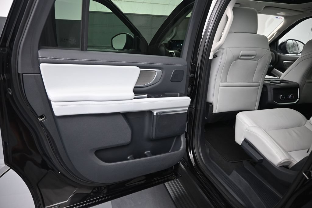 Certified 2025 Ford Expedition Max Platinum w/ Driver's Package AWD/4WD image 12