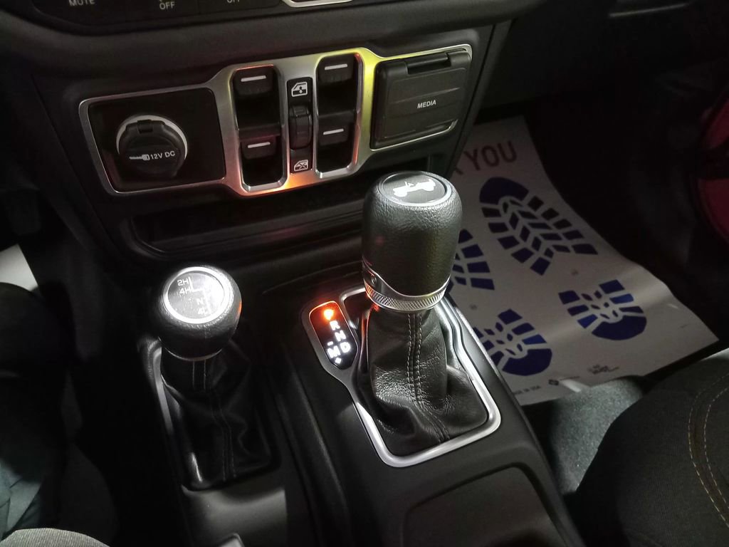 Used 2025 Jeep Wrangler Unlimited Sahara AWD/4WD image 21