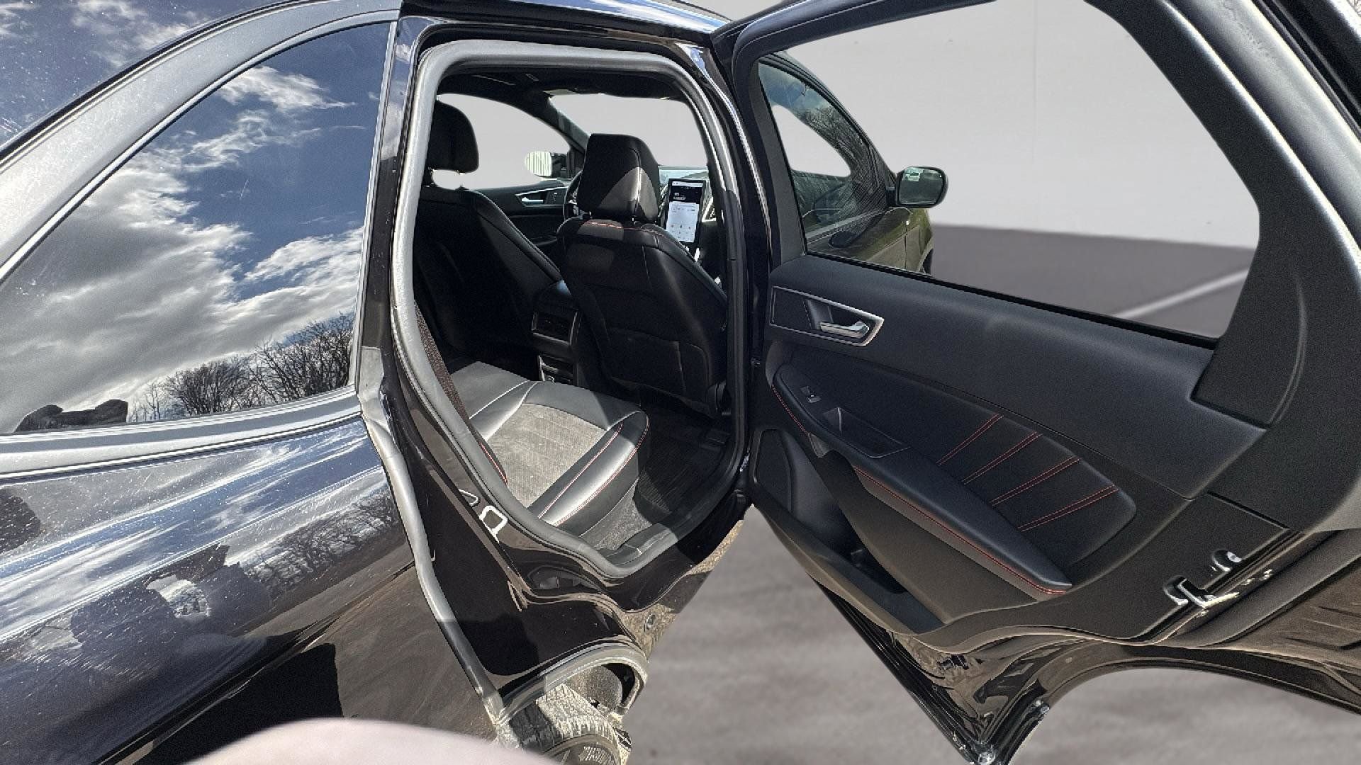Certified 2022 Ford Edge ST-Line AWD/4WD image 17