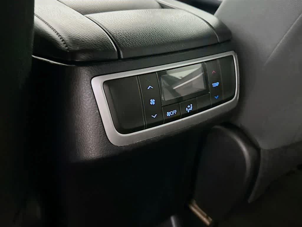 Used 2018 Toyota Highlander LE w/ Carpet Mat Package (TMS) AWD/4WD image 13