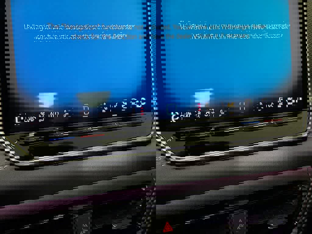 Used 2025 Volkswagen Tiguan SE R-Line image 18