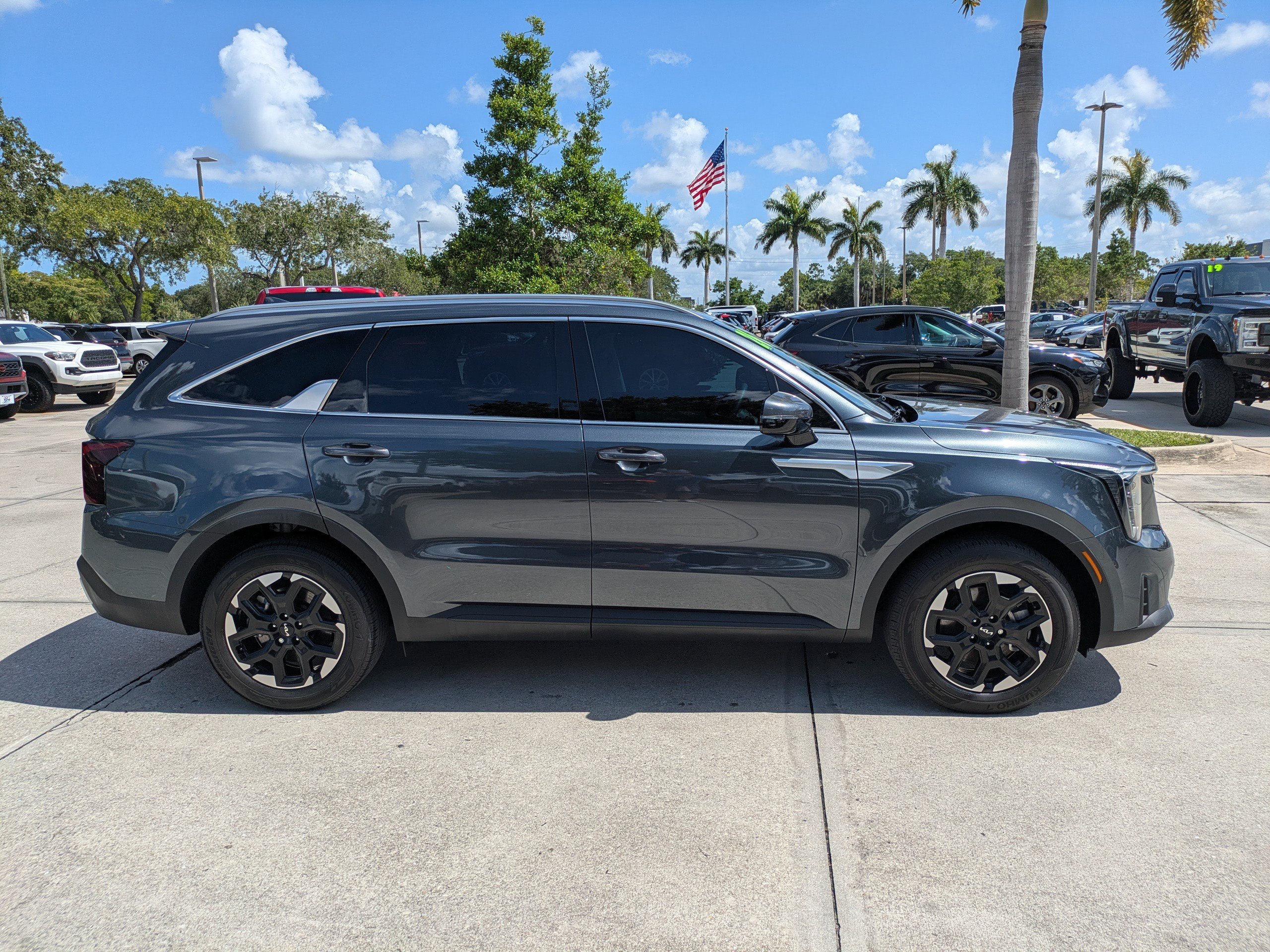 Used 2024 Kia Sorento S FWD image 3