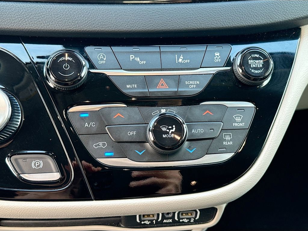 Used 2023 Chrysler Pacifica Touring-L FWD image 17