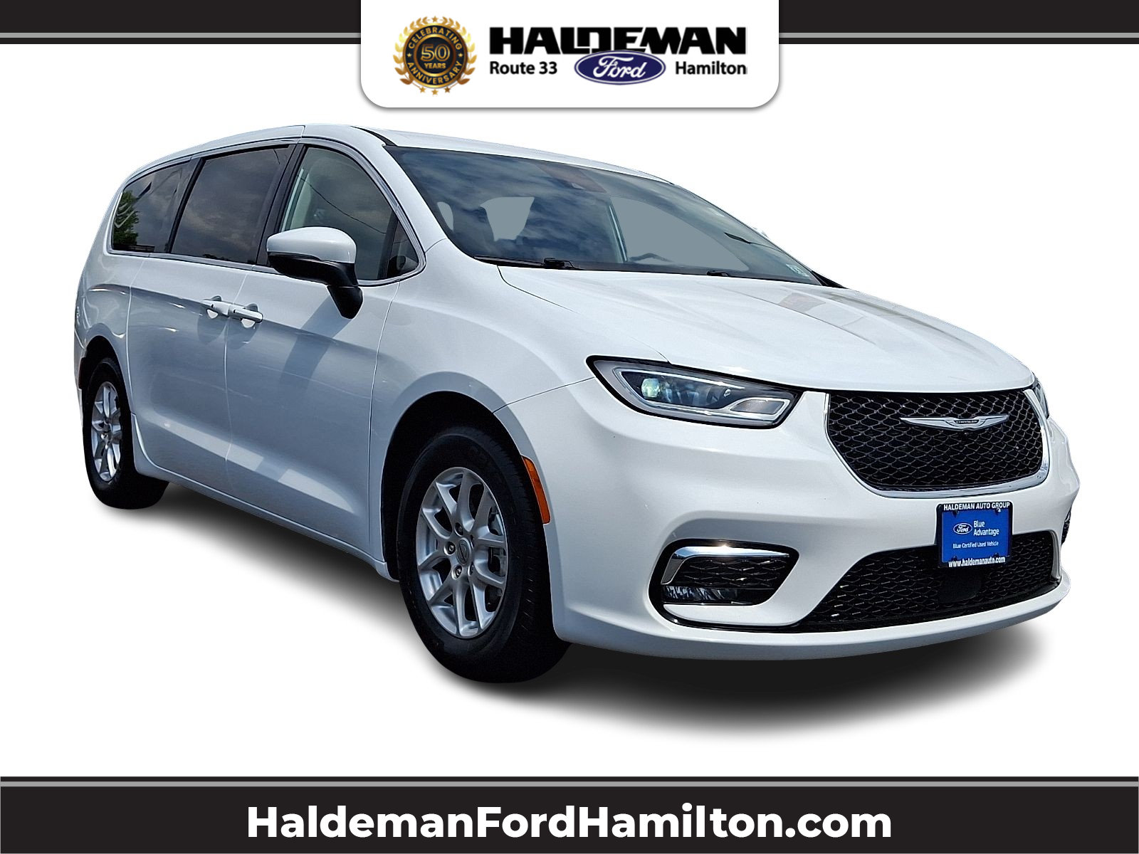 Used 2023 Chrysler Pacifica Touring-L FWD image 1