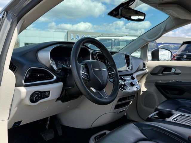 Used 2023 Chrysler Pacifica Touring-L FWD image 14
