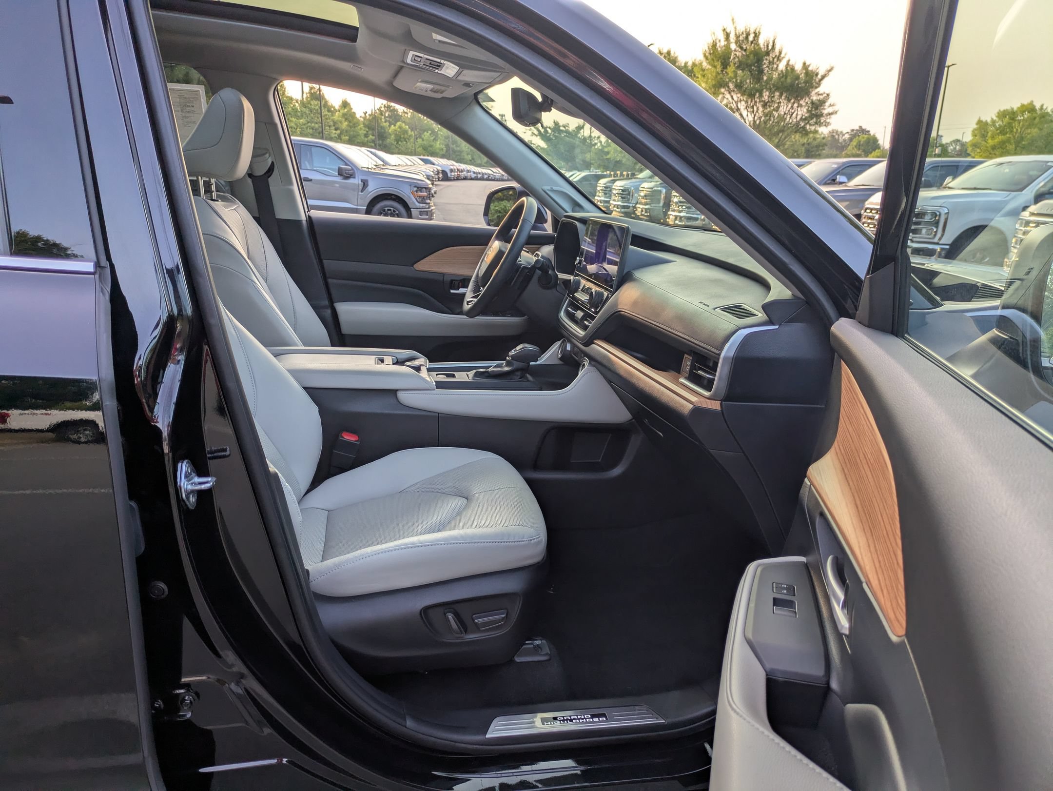 Used 2025 Toyota Grand Highlander AWD image 38