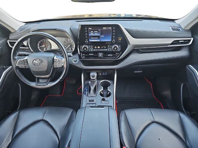 Used 2022 Toyota Highlander XLE AWD/4WD image 9