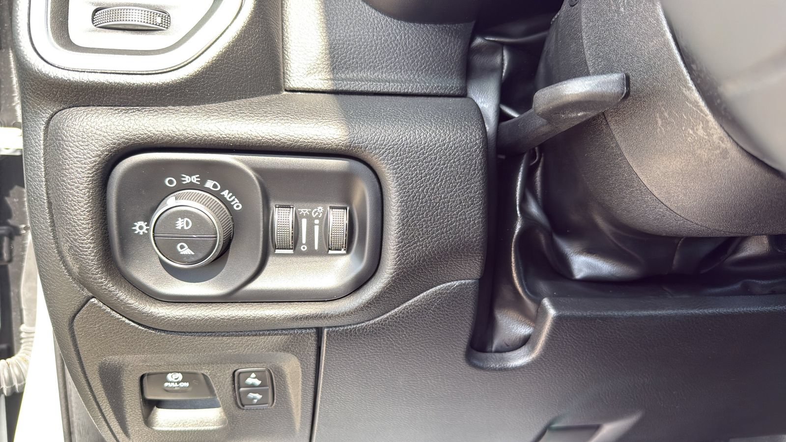 Used 2025 RAM 1500 Laramie AWD/4WD image 17