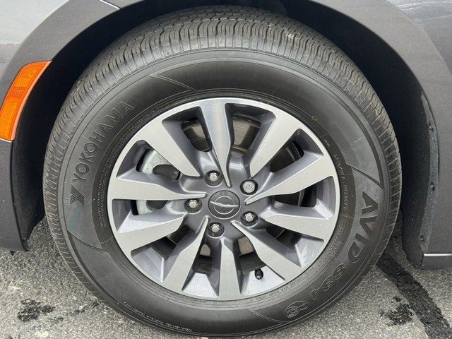 Used 2023 Chrysler Pacifica Touring-L image 50