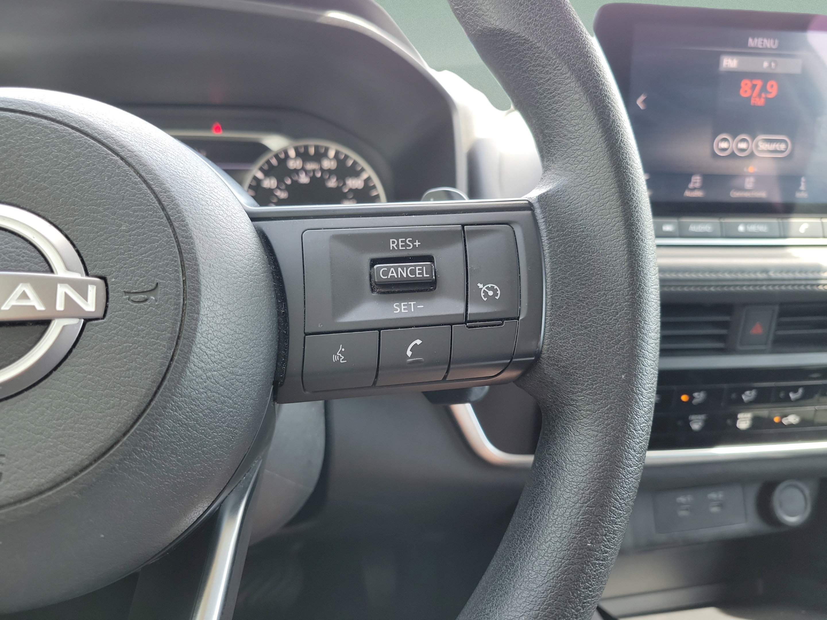 Used 2024 Nissan Rogue S AWD/4WD image 22