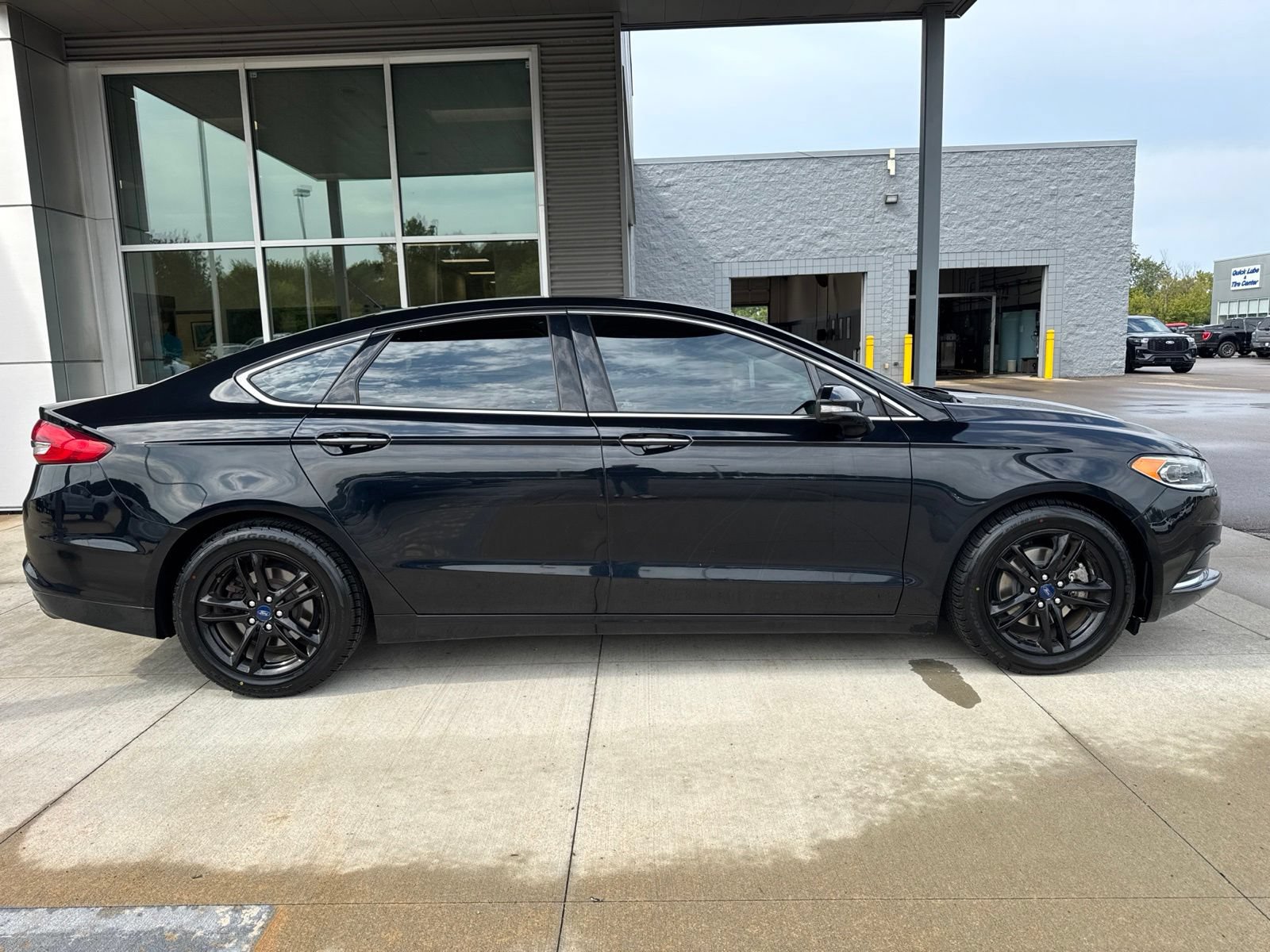 Certified 2018 Ford Fusion SE w/ Fusion SE Technology Package FWD image 9