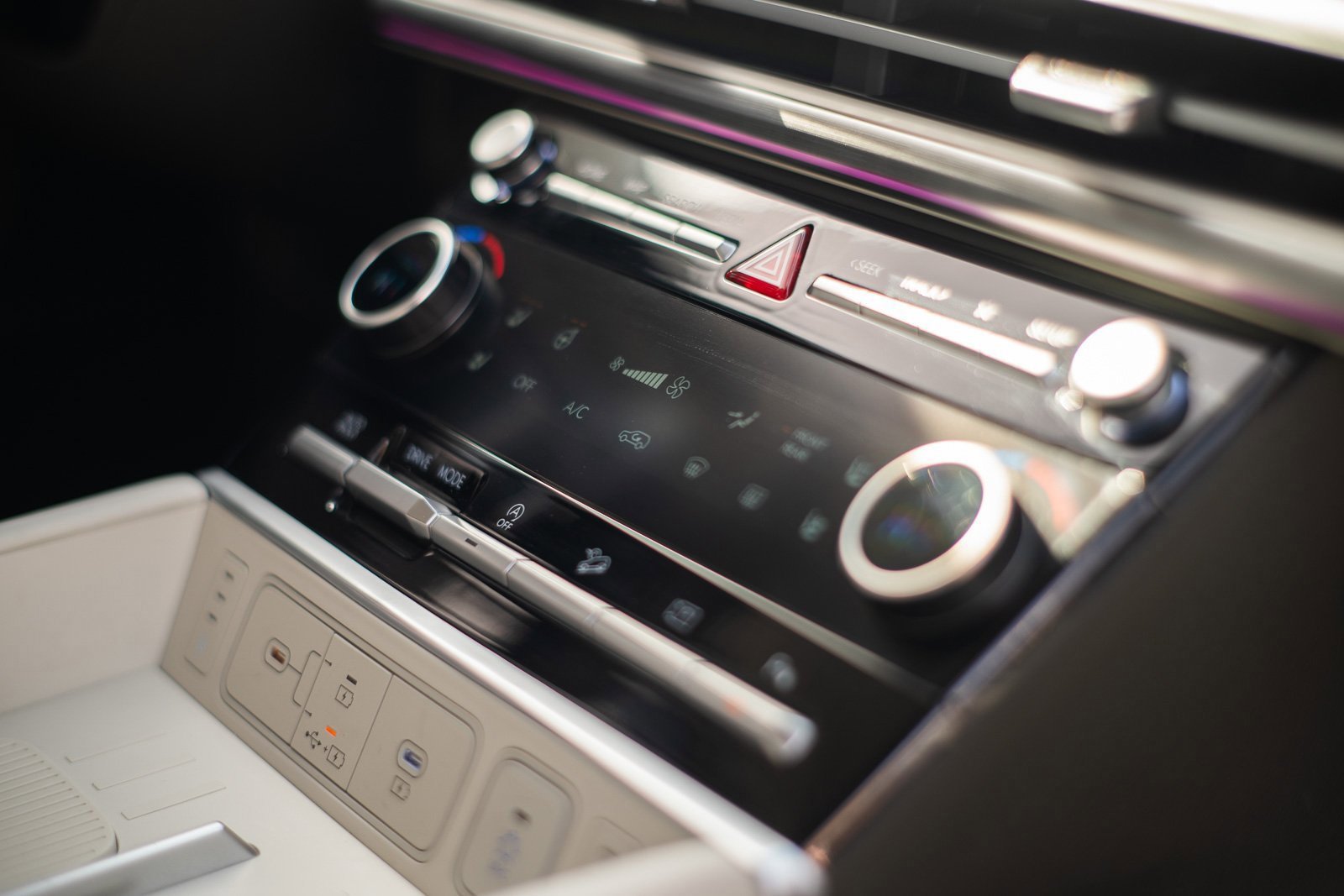 Used 2025 Hyundai Santa Fe Calligraphy w/ Tow & Go Package image 47