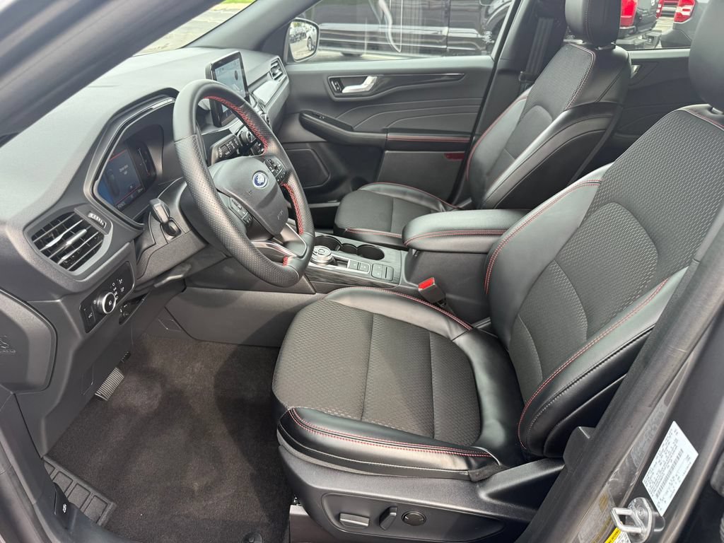 Certified 2025 Ford Escape ST-Line Select AWD/4WD image 16