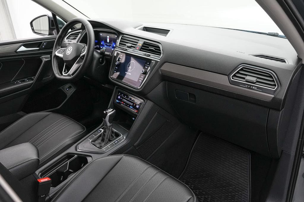 Used 2024 Volkswagen Tiguan SE w/ MDO Package, Three-Row FWD image 22