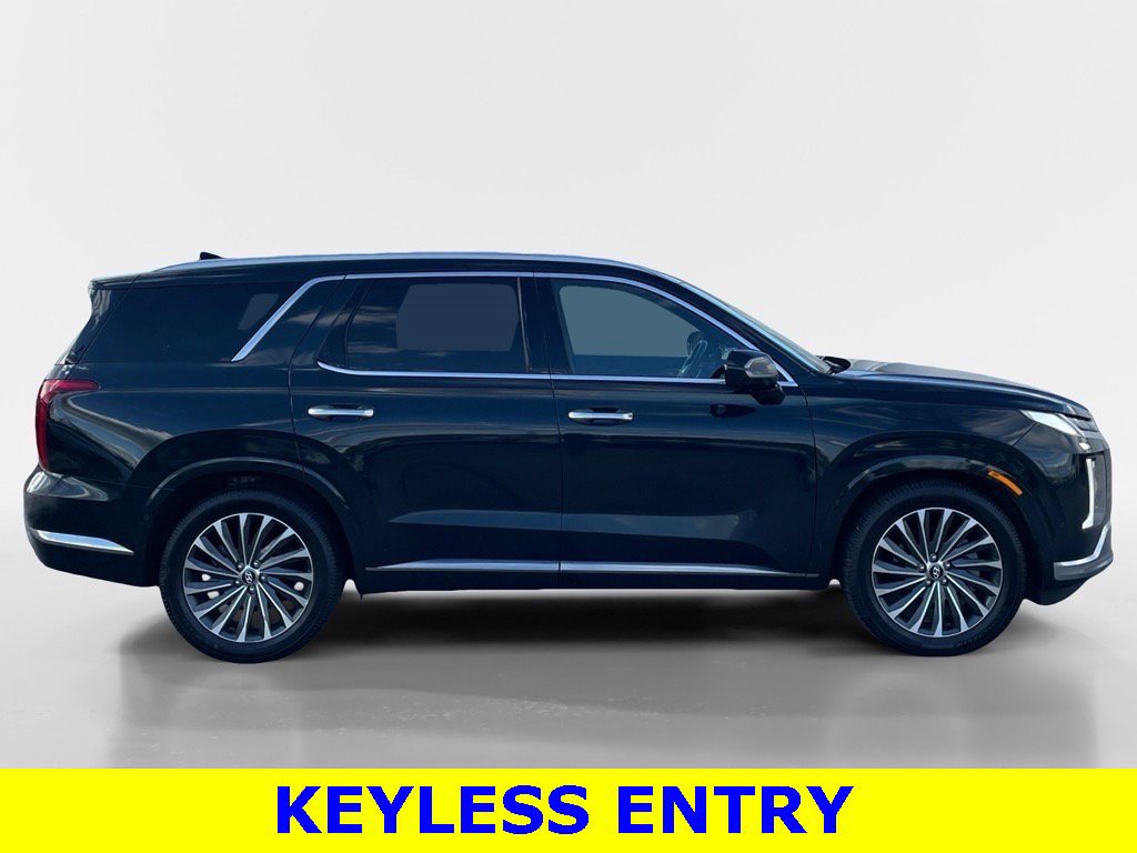 Used 2023 Hyundai Palisade Calligraphy image 2